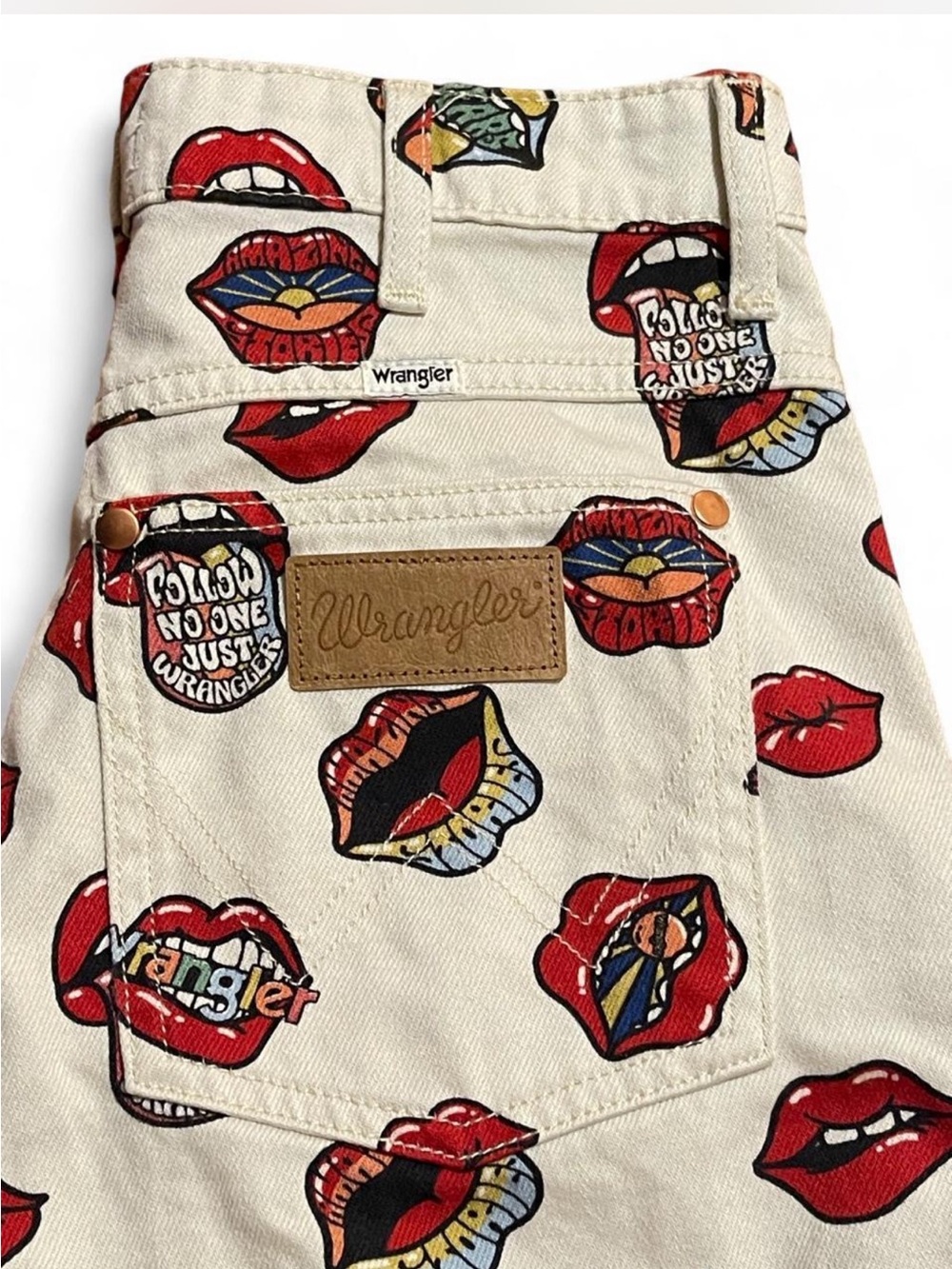 NWOT Wrangler Read My Lips 652 Barrel Jeans Rolling Stones Print 27x31